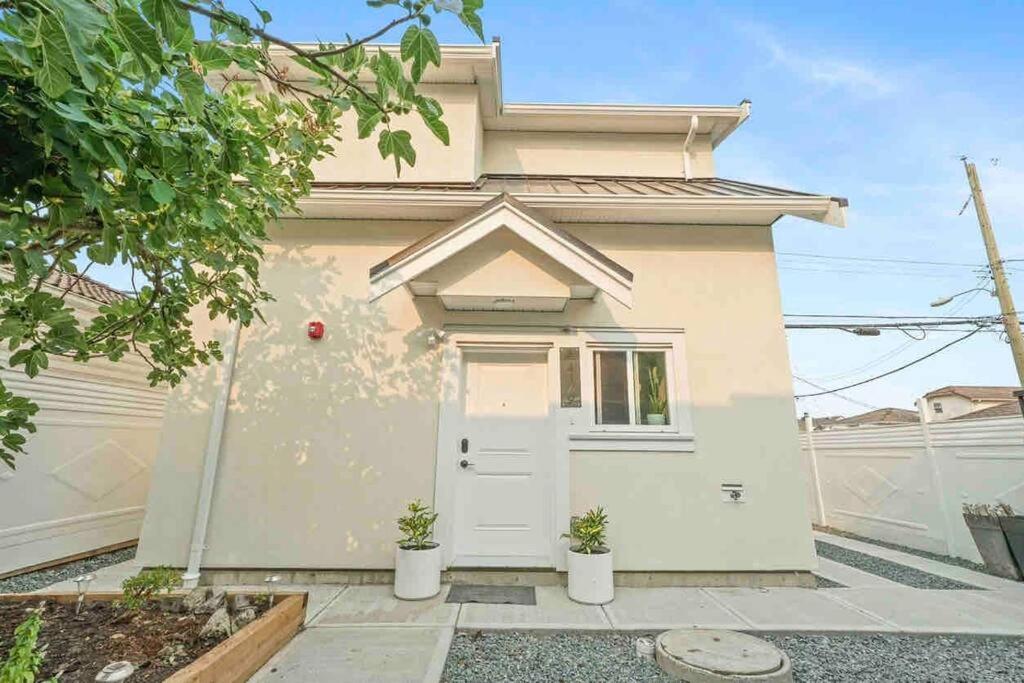 Entire New Cozy And Modern 2-Storey House Vancouver Exterior photo